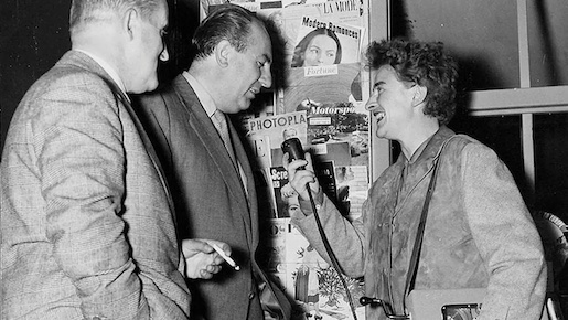 Bild: Auf Reportage - "Echo der Zeit"-Korrespondentin Annemarie Schwyter während eines Interviews, das Aufnahmegerät unter den Arm geklemmt - Foto: 1956 © SRF